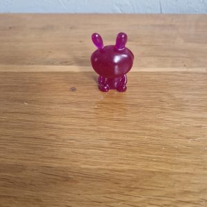 R/mini figurine lapin violet prune