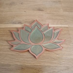 R/fleur de lotus à plat vert entourage marron