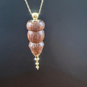 B/collier pendule tourné en bois coeur dehors (tube strié en cône)