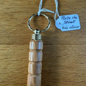 B/porte clés secret tourné en bois d'olivier (tube strié)